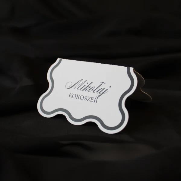 Winietka w kolorze czarnym pokazana pod kątem, ustawiona na czarnym tle.