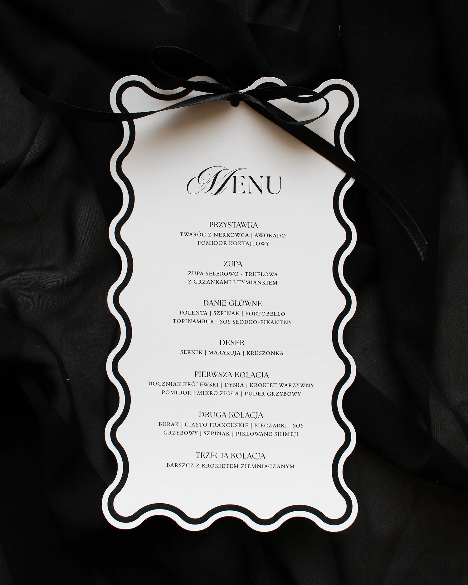 Czarna karta menu Modern Wave z ozdobną falowaną ramką i czarną kokardką na górze.