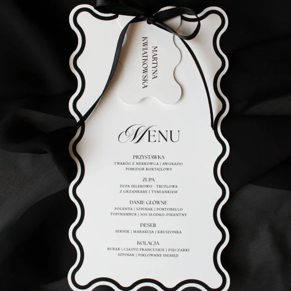Zestaw Modern Wave z czarnym menu i dopasowaną winietką, przewiązany czarną wstążką.