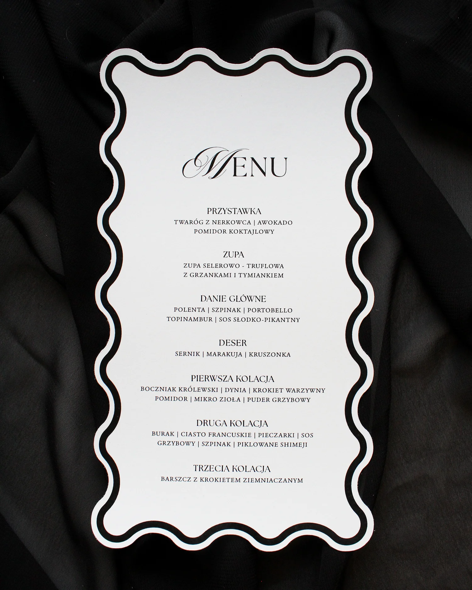 Czarne menu Modern Wave z eleganckim, falowanym brzegiem i klasycznym układem tekstu.