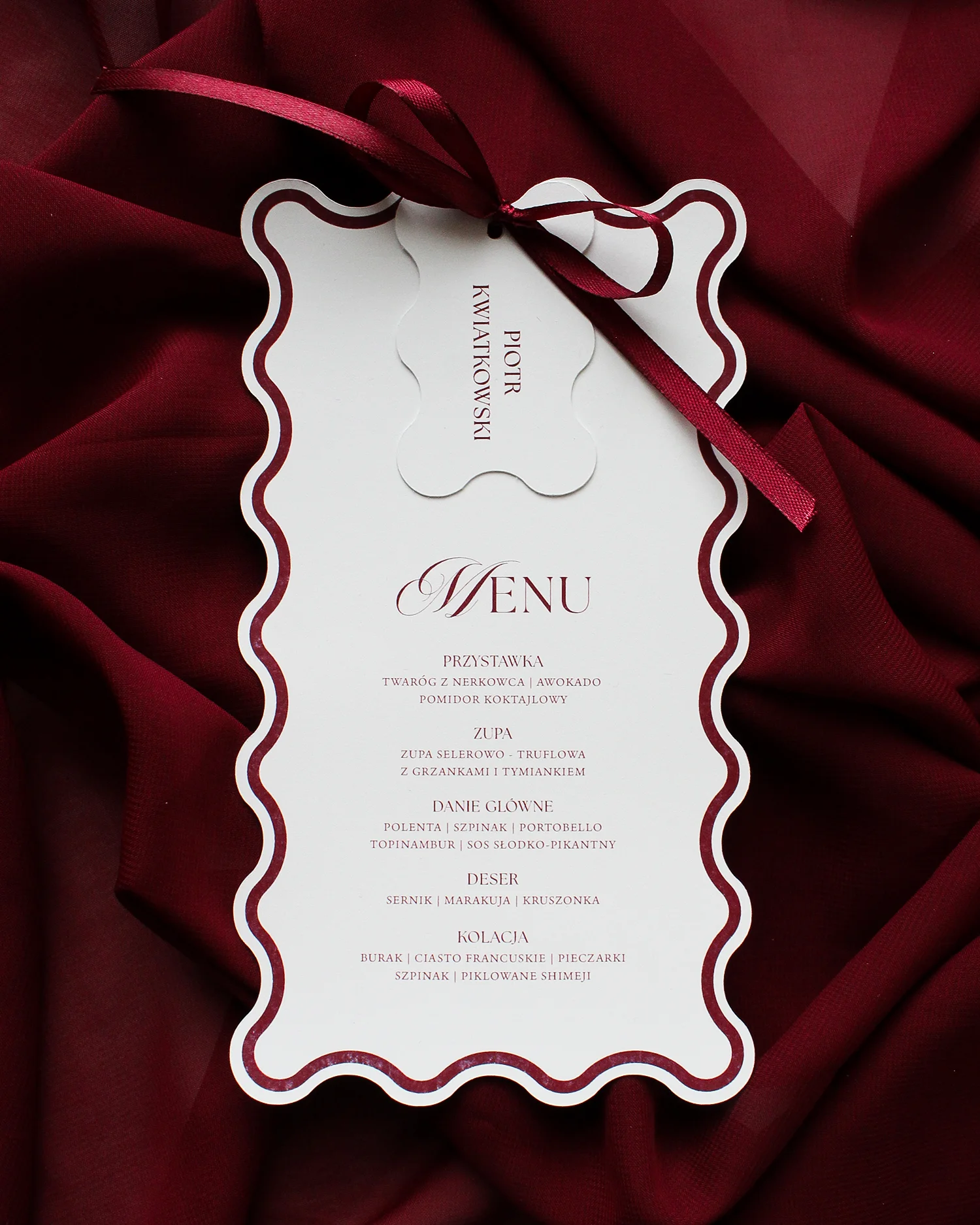 Menu weselne i winietka z kolekcji Modern Wave, z charakterystycznym falowanym kształtem.