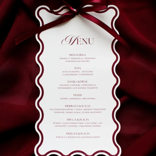 Menu weselne z dekoracyjną bordową wstążką, falowanymi krawędziami i eleganckim fontem.