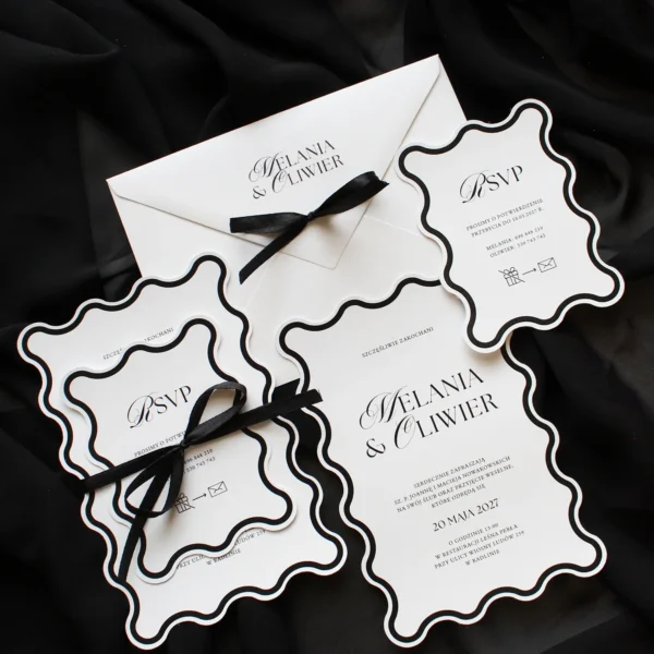 Zestaw zaproszeń ślubnych Modern Wave w wersji czarnej z czarną wstążką i falowanymi krawędziami.