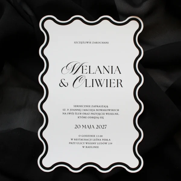 Główna karta zaproszenia ślubnego z kolekcji Modern Wave – czarna wersja z falowanymi konturami.