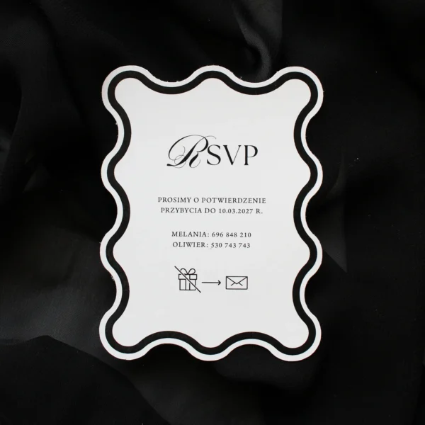 Karta RSVP z kolekcji Modern Wave w czarnej wersji, z falowanymi brzegami i elegancką typografią.