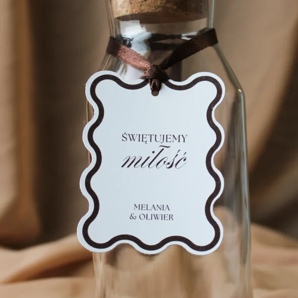 komplet brązowych zawieszek na butelki z ozdobnym kształtem i napisem 