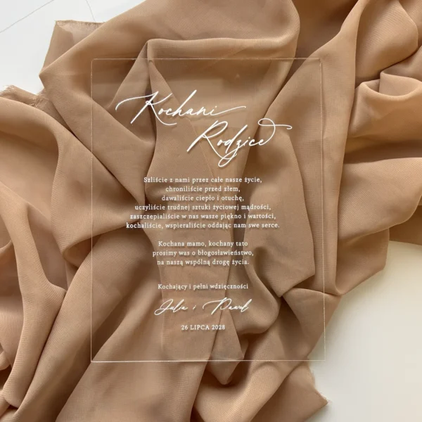 prośba o błogosławieństwo dla rodziców na plexi z napisem kochani rodzice na beżowej tkaninie