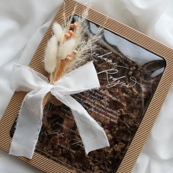 pudełko z prośbą o błogosławieństwo na plexi ozdobione suszonymi trawami i szyfonową kokardką