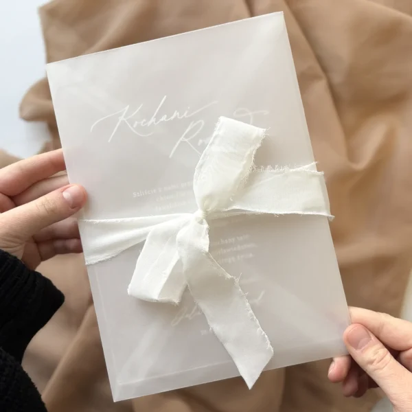 prośba o błogosławieństwo w półprzezroczystej kopercie z białą szyfonową kokardą