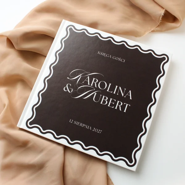 księga gości Wave Classic w kolorze czekoladowym ułożona na jasnej tkaninie