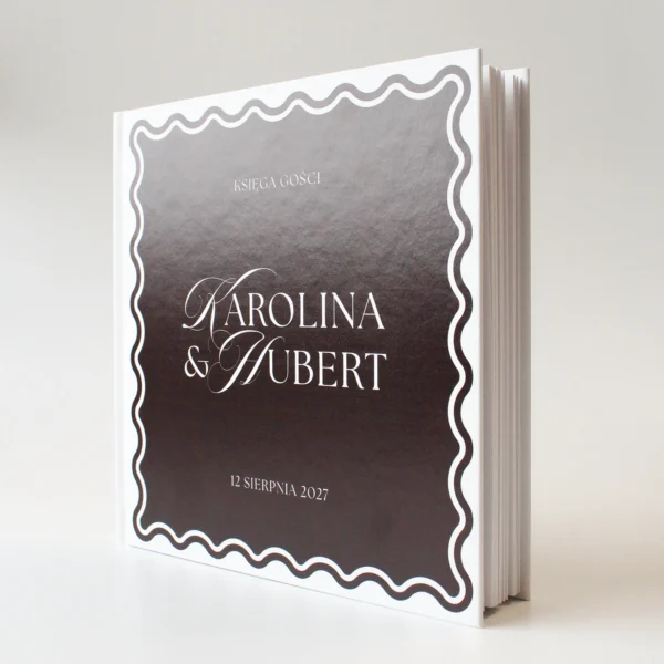 księga gości Wave Classic w kolorze czekoladowym ustawiona pionowo z widocznym grzbietem