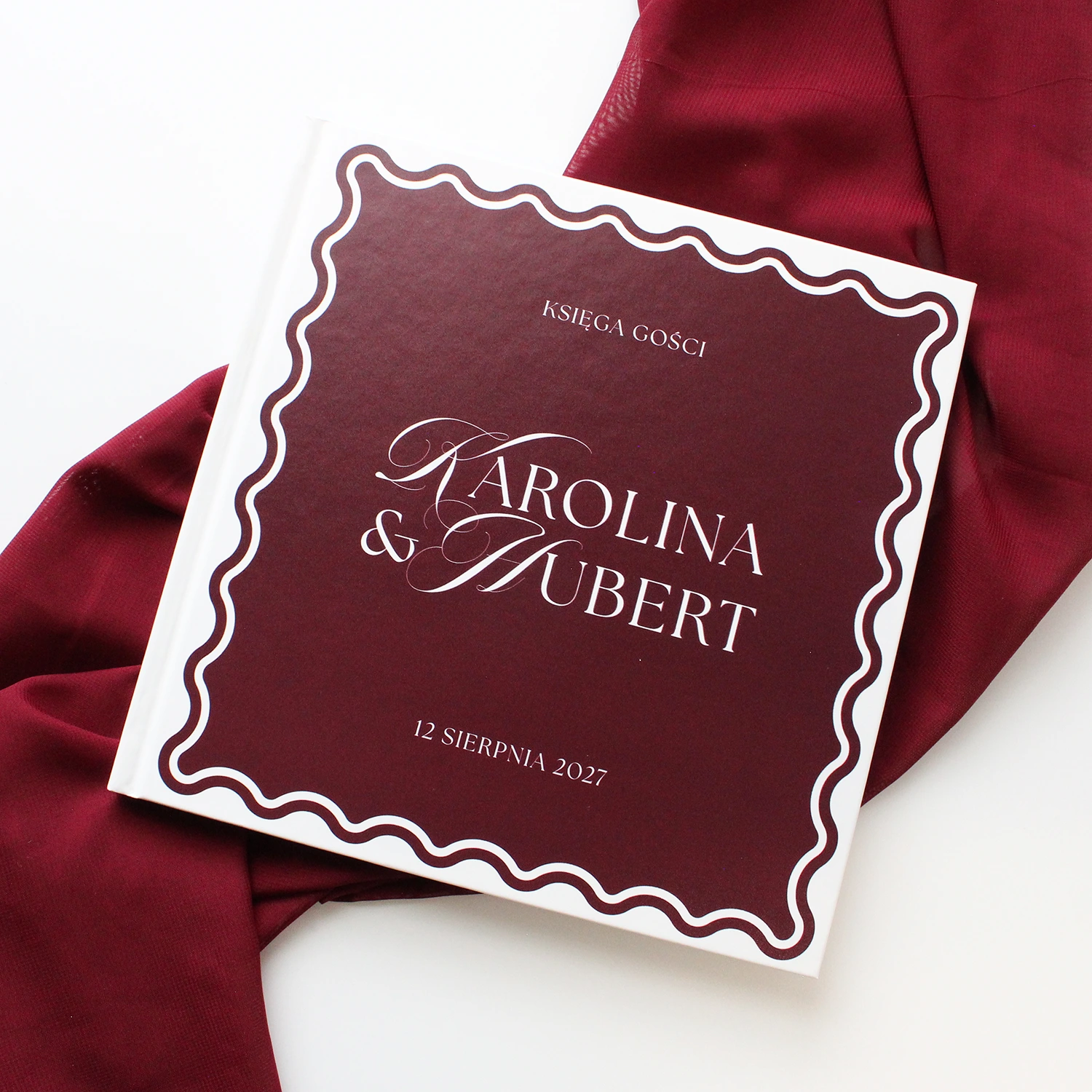 księga gości Wave Classic w kolorze burgundowym na tle eleganckiej tkaniny