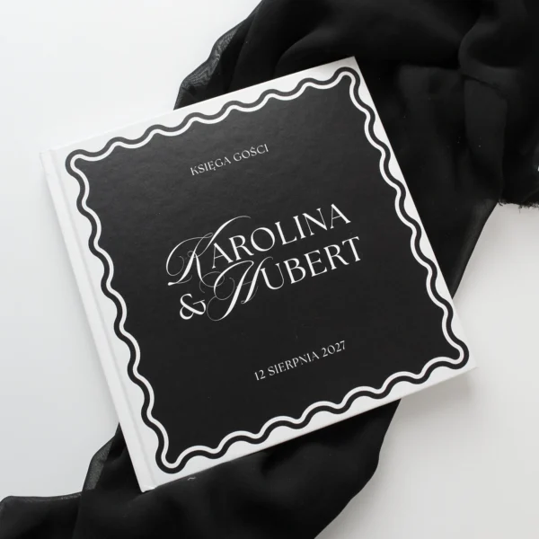 księga gości Wave Classic w kolorze czarnym z falowaną ramką i dekoracyjną typografią