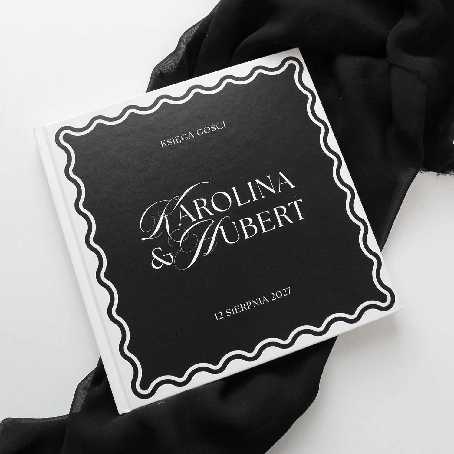 księga gości Wave Classic w kolorze czarnym z falowaną ramką i dekoracyjną typografią