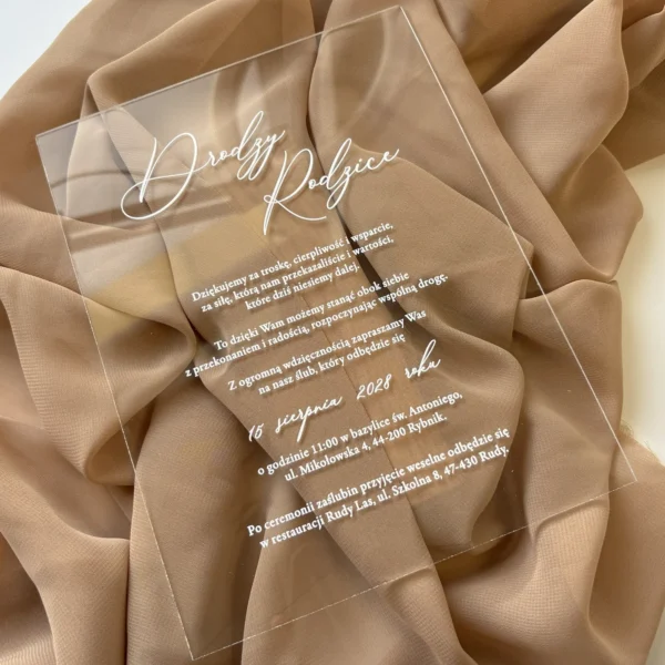 zaproszenie ślubne dla rodziców na przezroczystej plexi z białym nadrukiem