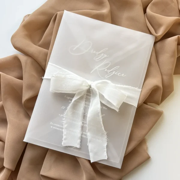 zaproszenie dla rodziców w matowej kopercie przewiązane białą kokardą z szyfonu