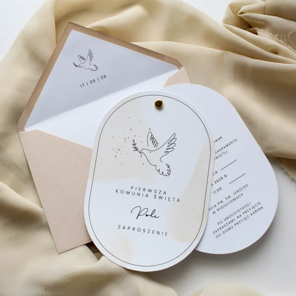 komplet zaproszenia komunijnego złoconego z kopertą i widoczną wewnętrzną kartą z treścią