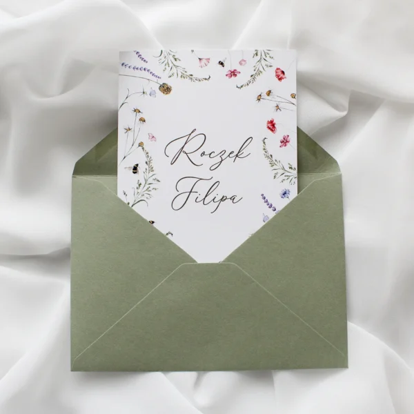Zaproszenie na roczek polne kwiaty w zielonej kopercie w naturalnym stylu