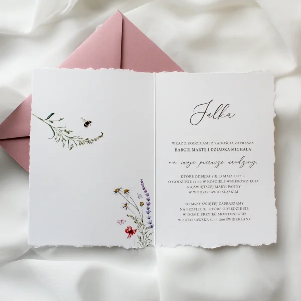 Zaproszenie otwarte na roczek polne kwiaty róż z widocznym wnętrzem i delikatną kompozycją kwiatową