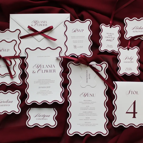 Pełna kolekcja papeterii ślubnej Modern Wave w burgundowej wersji kolorystycznej z falowanymi brzegami i dodatkami.