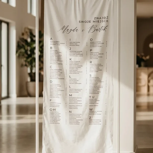 Plan stołów na materiale zawieszony na stojaku