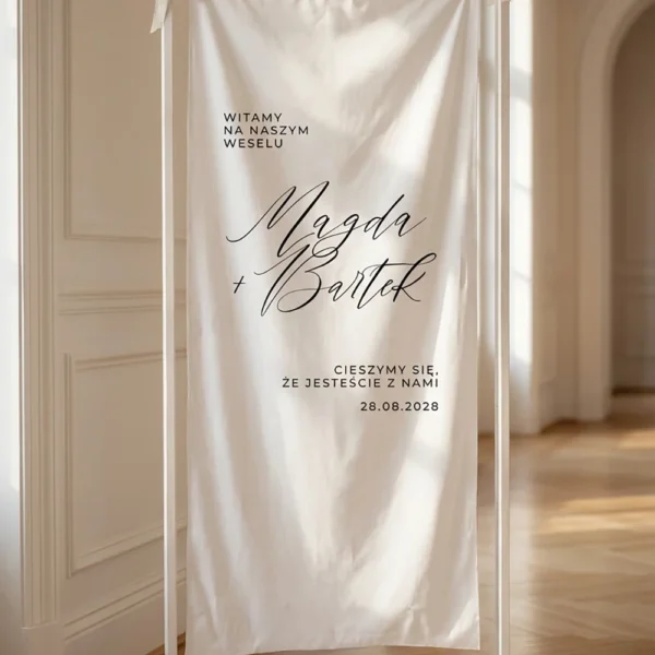 Tablica powitalna na materiale z napisem 'Magda & Bartek' i datą
