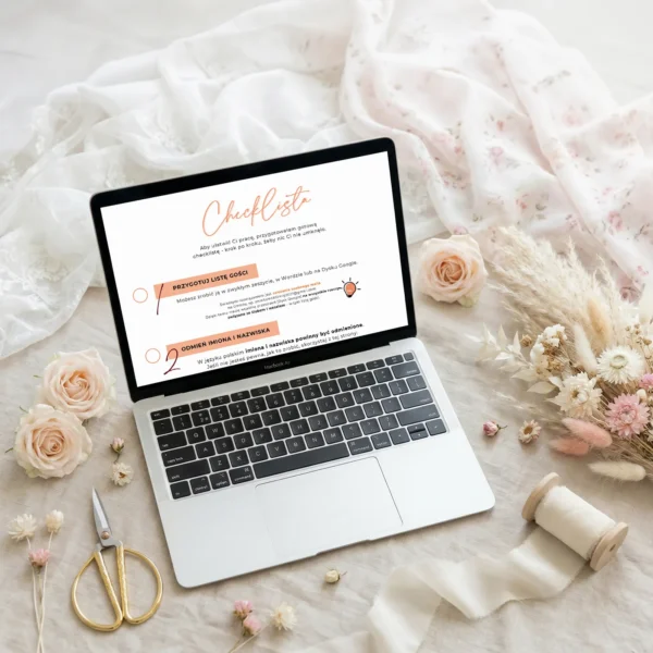 Checklista zaproszeń ślubnych DIY wyświetlona na laptopie w otoczeniu dodatków ślubnych