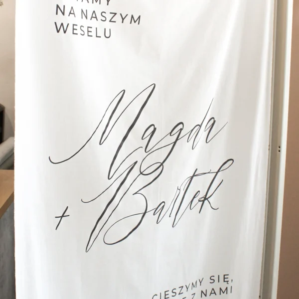 Zbliżenie na tablice powitalne na materiale