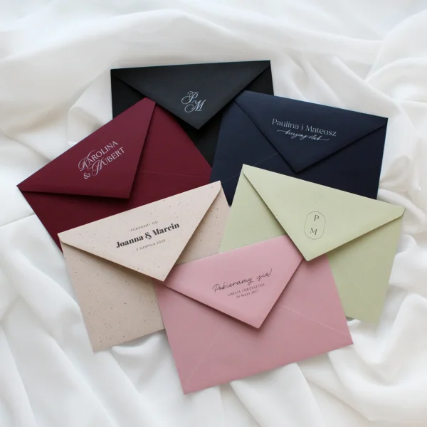 zestaw kolorowych kopert ślubnych z nadrukiem imion na klapkach