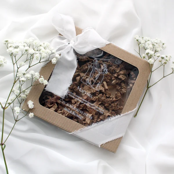 Prośba o świadkowanie dla niej na okrągłej plexi z delikatną ilustracją i subtelnym tekstem