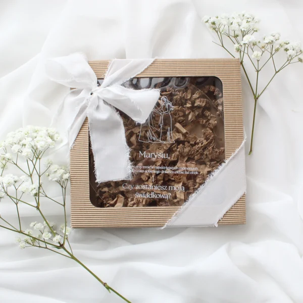 Prośba o świadkowanie na plexi w pudełku z okienkiem, ozdobiona wstążką i wypełnieniem dekoracyjnym