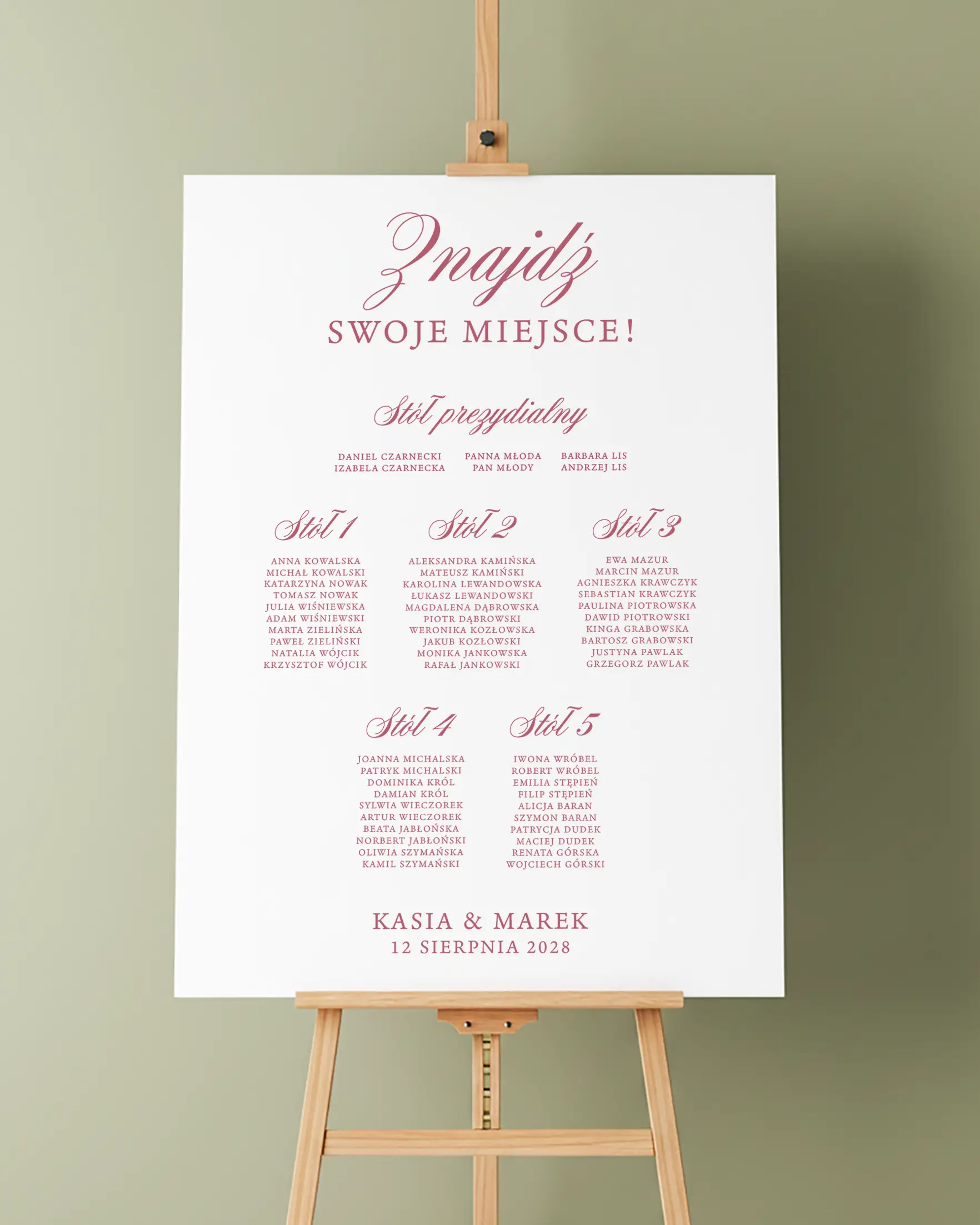 Plan stołów Forest w eleganckim stylu, z różową typografią na białym tle, ustawiony na drewnianej sztaludze