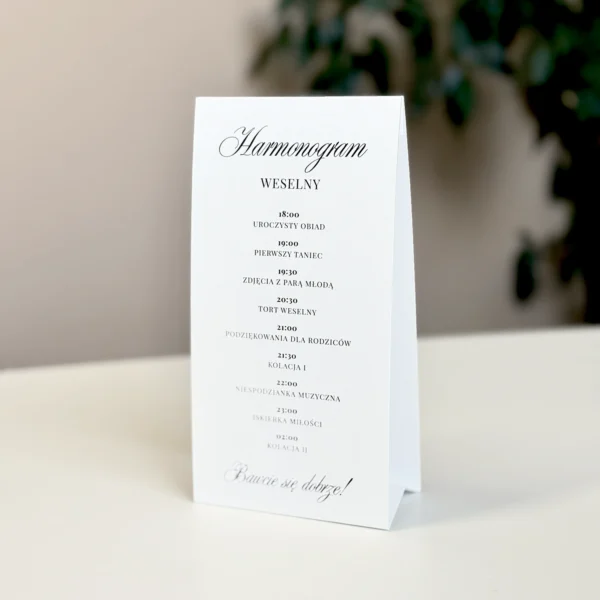 Dwustronne stojące menu weselne w formie daszku, z eleganckim układem dań i czarnym drukiem.