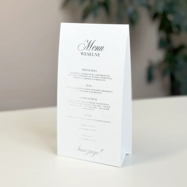 Stojące menu weselne w formie daszku na śmietankowym papierze z klasycznym czarnym napisem.
