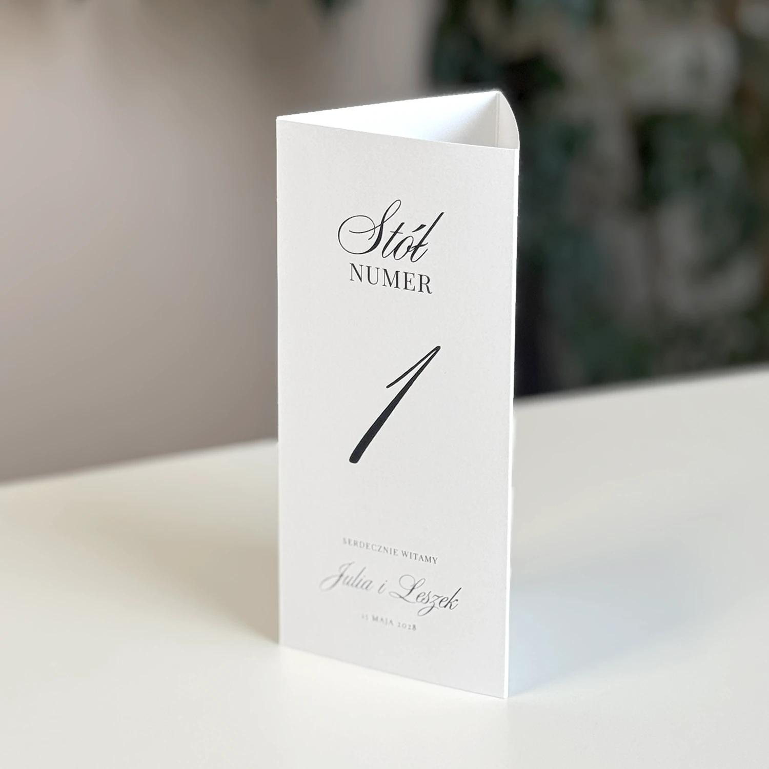 Trójkątne menu z harmonogramem i numerem stołu, elegancka papeteria weselna na stół gości.