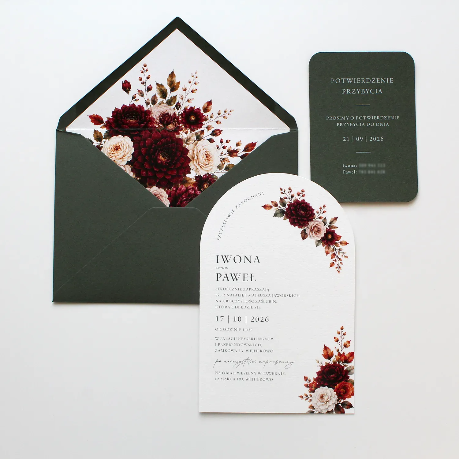 Eleganckie zaproszenie ślubne z bordowymi kwiatami, ciemnozieloną kopertą i wkładką RSVP.