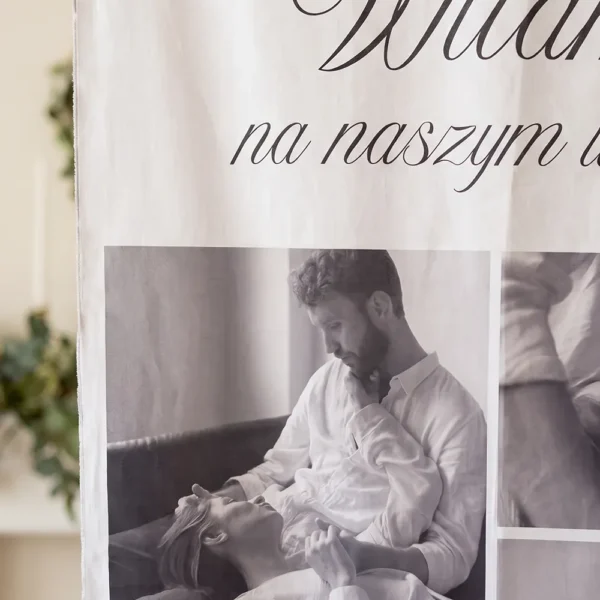 Zbliżenie na tablicę powitalną na tkaninie ze zdjęciem