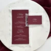 Koronkowe menu weselne w kolorze burgundowym z winietką z kolekcji Koronka